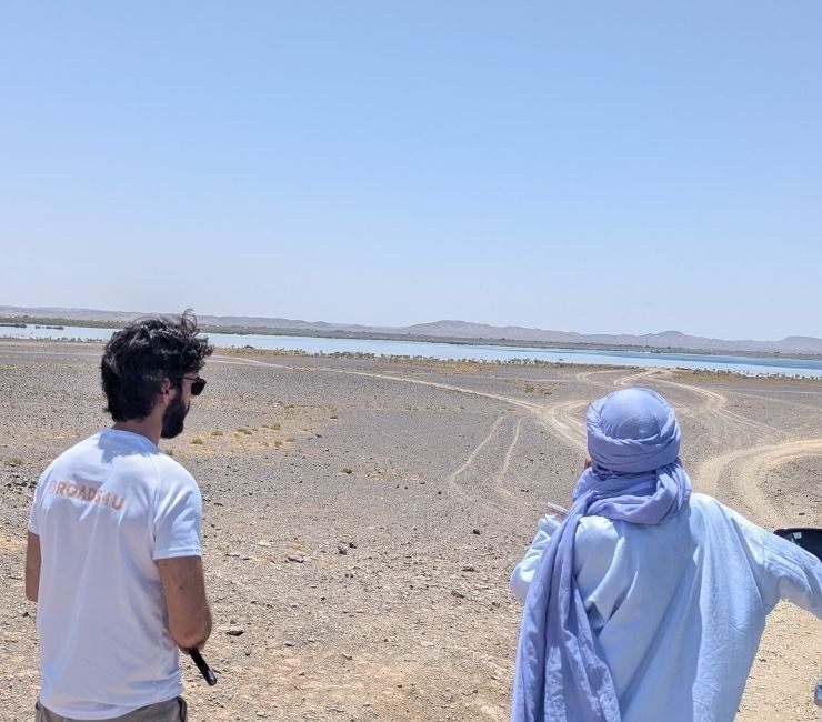 Vista del lago del desierto con guía